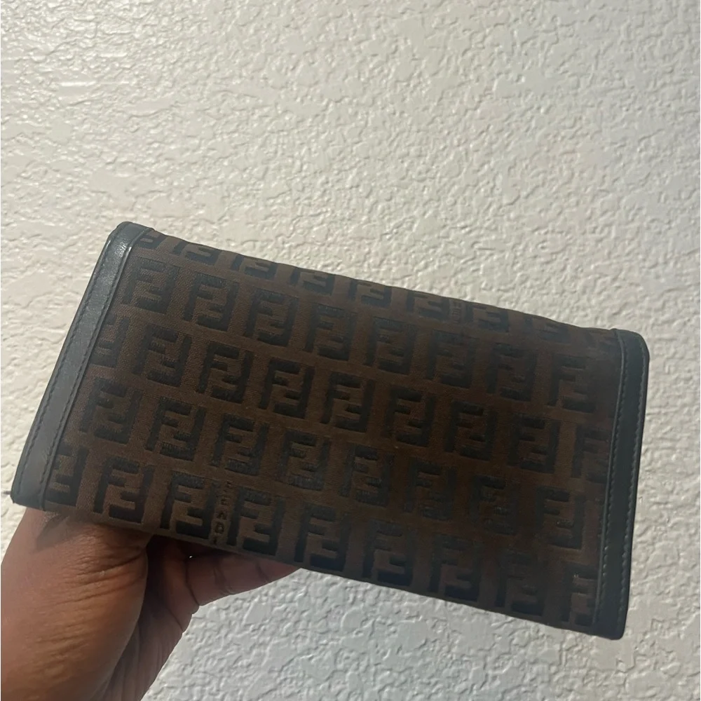 Sold ‼️‼️‼️‼️
Authentic vintage Fendi continental wallet! - Picture 4 of 13